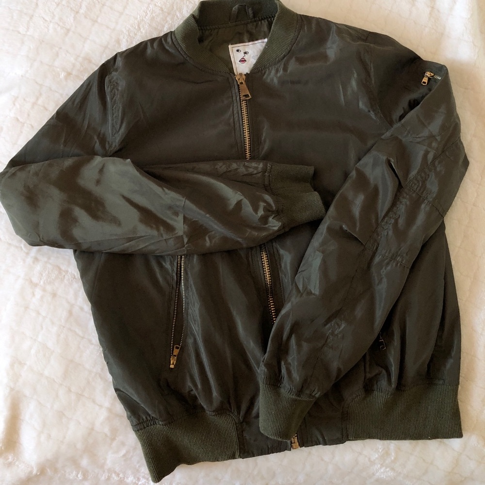 Green bomber jacket 🌲